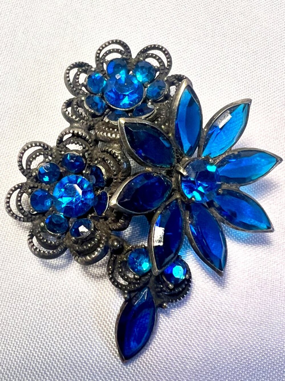Vintage Weiss Blue Rhinestone Floral Brooch Pin-SB2D3